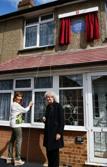 Kashmira and Brian May during the unveiling of an English Heritage blue plaque to the lead singer at the family's former home

Image Source: Yahoo