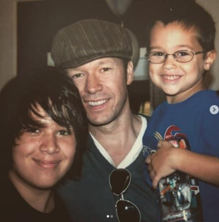 Young Xavier Alexander Walhberg (left) with his father Donnie Wahlberg and brother Elijah 

Image Source: Pinterest