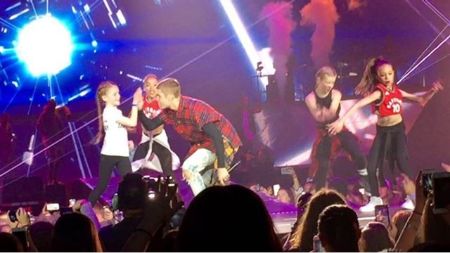 Khiyla Aynne dancing on Bieber's Children song during his Purpose World Tour