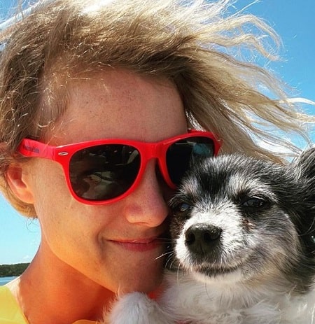 Laura Slade Wiggins also loves dog