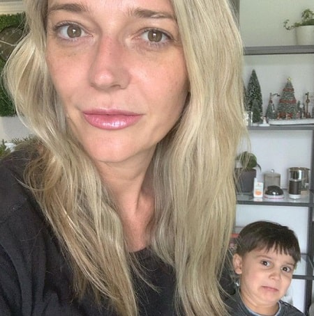 Elle Dawe has a son